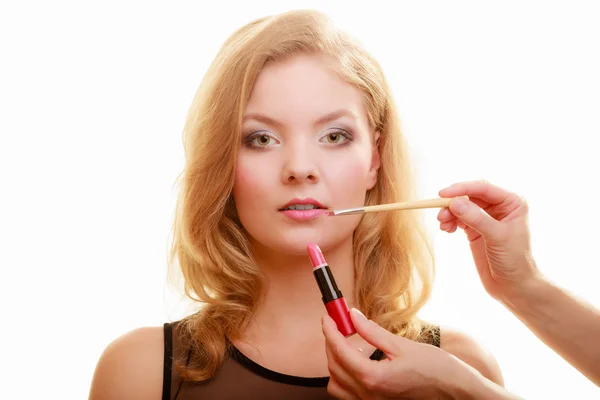 Make-up artiest die lippenstift aanbrengt — Stockfoto