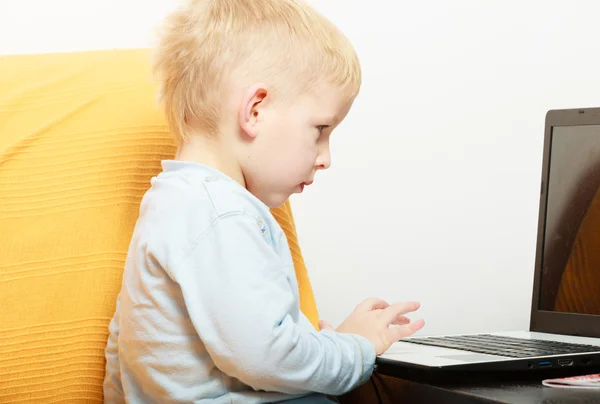 Criança jogando no laptop . — Fotografia de Stock