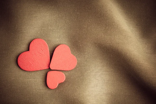 Corazones decorativos rojos de madera — Foto de Stock