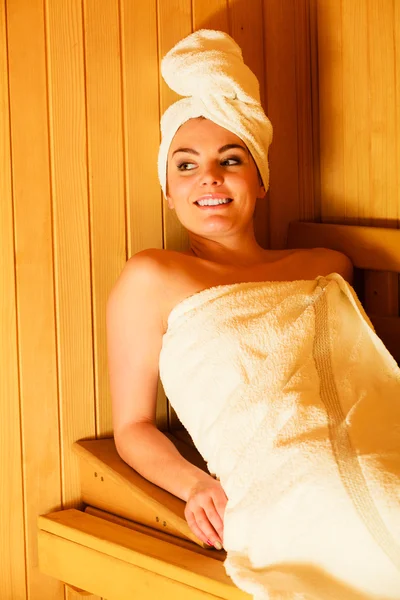 Donna seduta rilassata nella sauna — Foto Stock