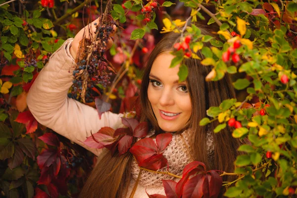 Frau entspannt sich im herbstlichen Park — Stockfoto