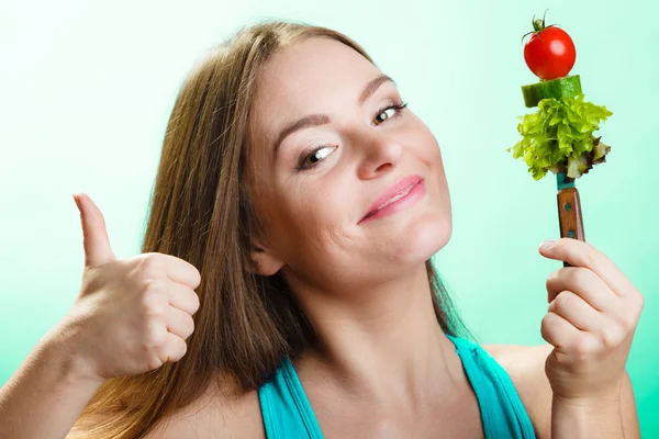 Mädchen mit Messer — Stockfoto