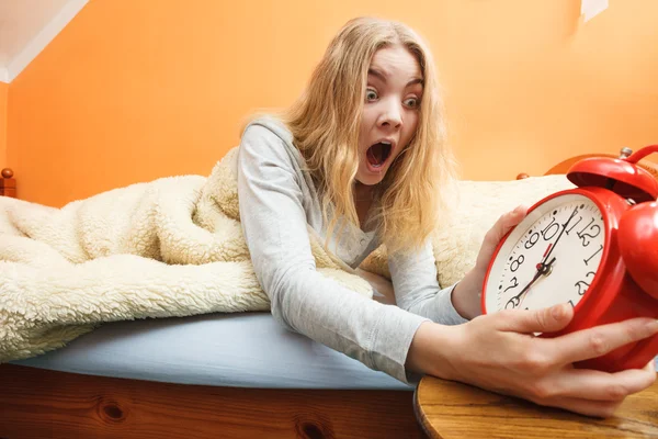 Mujer despertando tarde — Foto de Stock