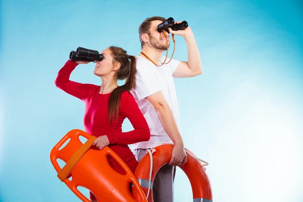 Bagnini che guardano attraverso il binocolo — Foto Stock