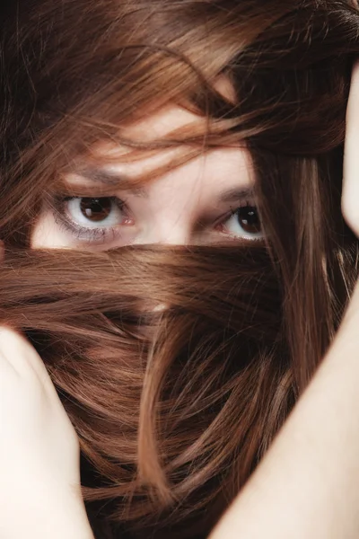 Γυναίκα που καλύπτει το πρόσωπο με l μαλλιά — Φωτογραφία Αρχείου