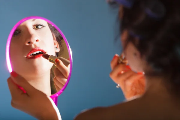 Chica aplicando maquillaje lápiz labial rojo —  Fotos de Stock