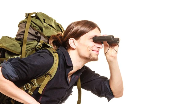 Backpacker tittar genom kikare. — Stockfoto