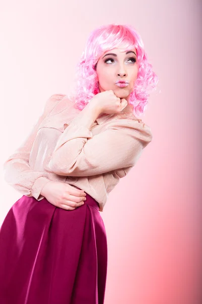 Woman in  pink wig posing — Stock Photo, Image