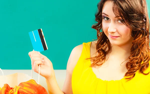 Vrouw met kredietkaart doet boodschappen — Stockfoto