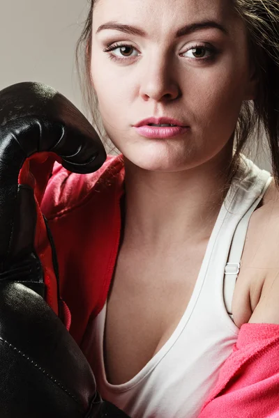 Fit girl in gloves posing — Stock Photo, Image