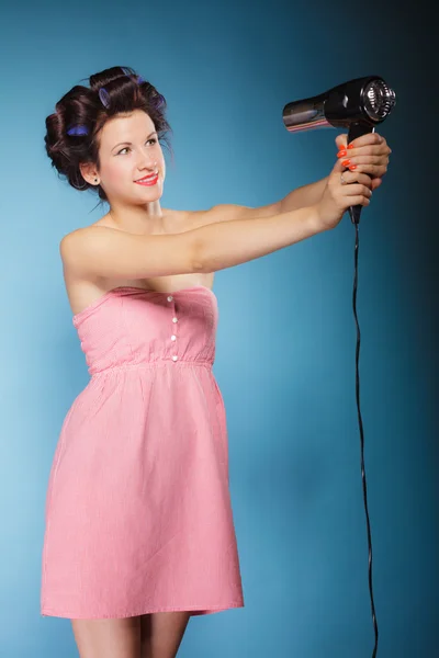 Engraçado menina styling cabelo com secador de cabelo — Fotografia de Stock