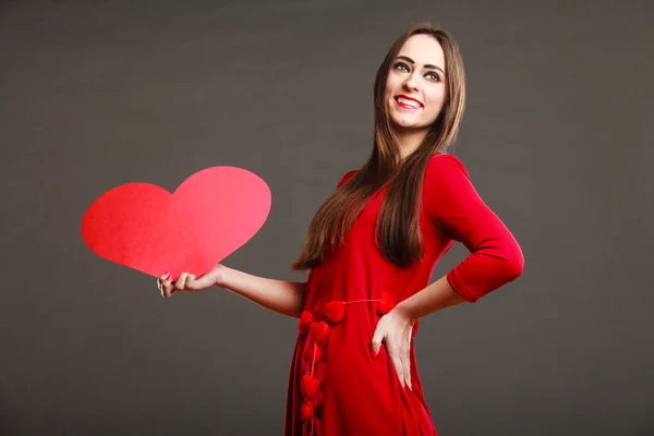 Muchacha sosteniendo señal de corazón rojo — Foto de Stock