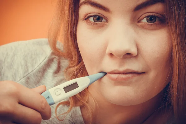 Mulher com termômetro digital na boca . — Fotografia de Stock