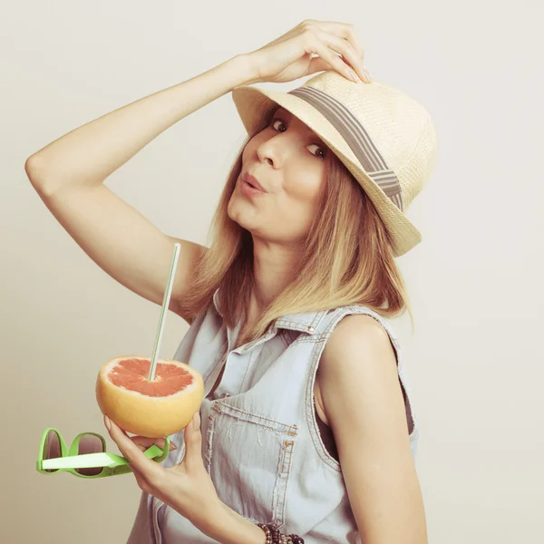 Mujer bebiendo zumo de pomelo —  Fotos de Stock