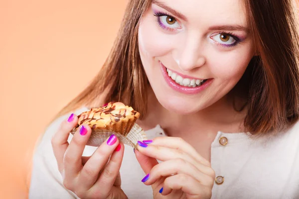 Mujer sonriente sosteniendo pastel —  Fotos de Stock