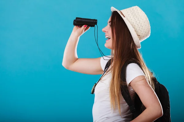 Mujer mirando a través de binoculares — Foto de Stock