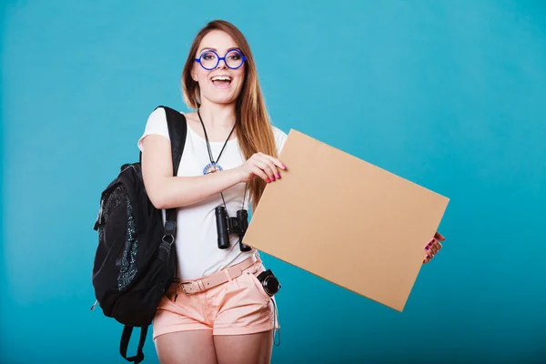 Frau trampt mit leerem Schild für Ihren Text. — Stockfoto