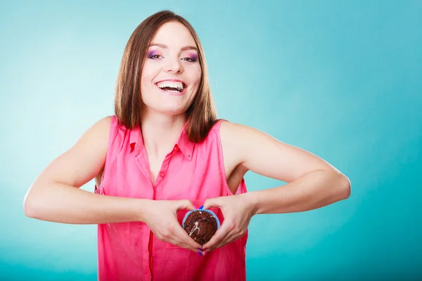 Woman holding chocolate muffin — Stock Photo, Image