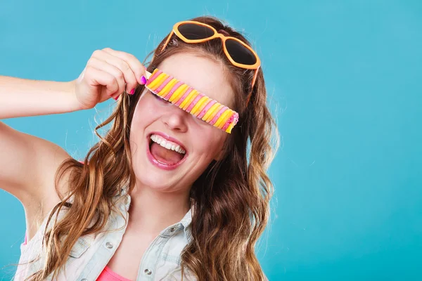 Vrouw die betrekking hebben op ogen met popsicle ijs pop — Stockfoto