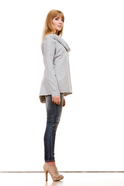 Mulher na moda loira em comprimento total — Fotografia de Stock