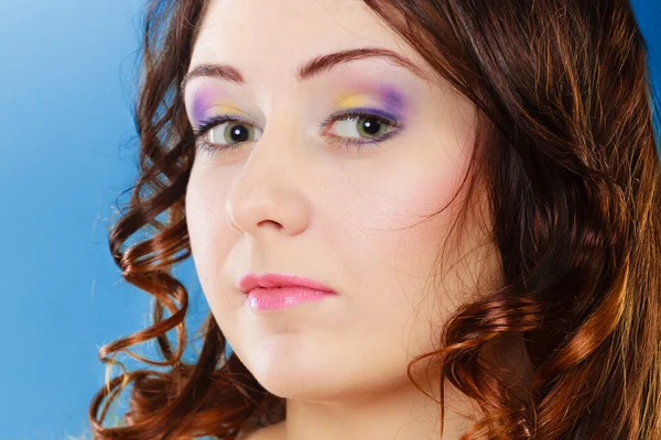 Closeup mulher rosto longo cabelo encaracolado retrato — Fotografia de Stock