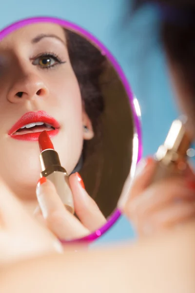 Donna che applica rossetto rosso — Foto Stock