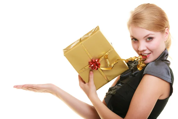 Menina segurando caixa de presente de ouro — Fotografia de Stock