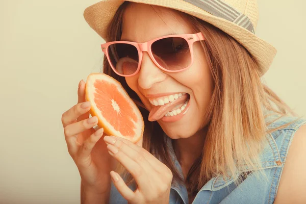 Mulher bebendo suco de toranja . — Fotografia de Stock