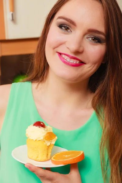 Woman holding delicious sweet cake. — Stock Photo, Image