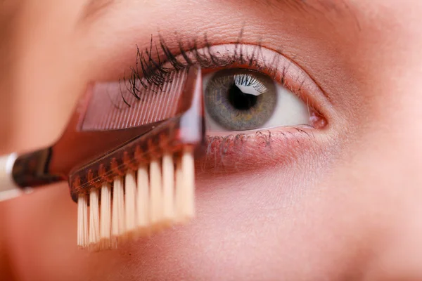 Woman Using comb to separate lashes — Stock Photo, Image