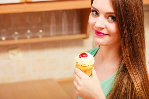 Mujer comiendo delicioso pastel —  Fotos de Stock