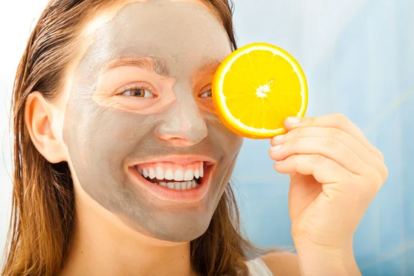 Mujer sosteniendo rebanada naranja — Foto de Stock