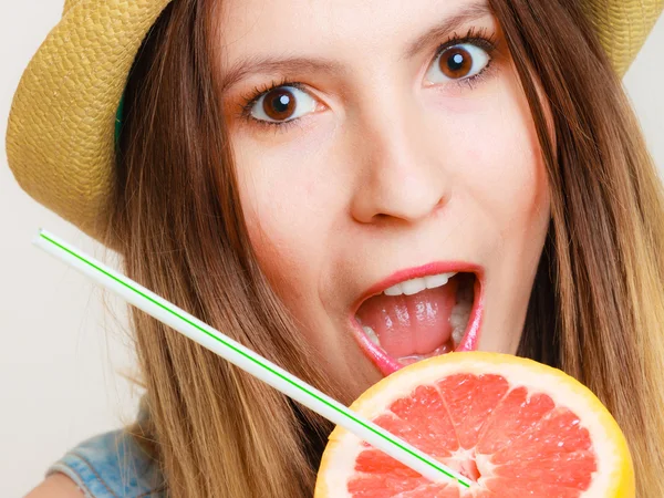 Menina segurando toranja — Fotografia de Stock