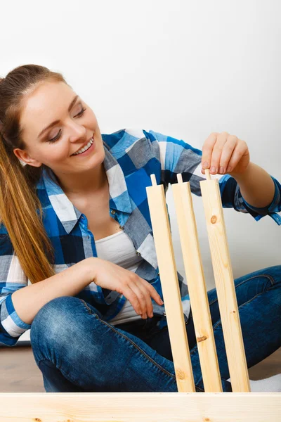Frau baut Holzmöbel zusammen — Stockfoto