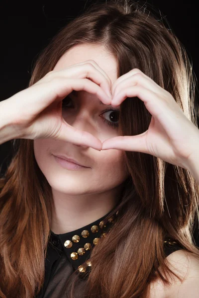 Teen girl doing heart shape — Stock Photo, Image