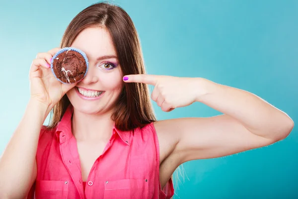 Grappige vrouw houdt taart in de hand die haar oog bedekt — Stockfoto