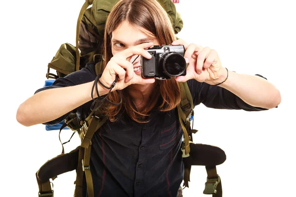Uomo turista zaino in spalla scattare foto con macchina fotografica. — Foto Stock
