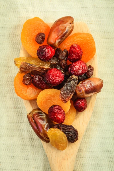 Sorter av torkad frukt på träsked. — Stockfoto