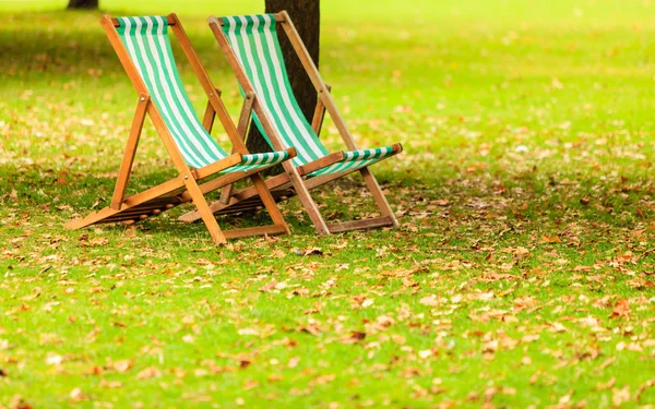 Cadeiras vazias em St. James 's Park London — Fotografia de Stock