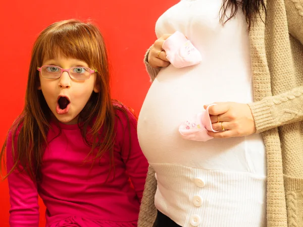 怀孕的妇女，带着惊讶的女儿 — 图库照片