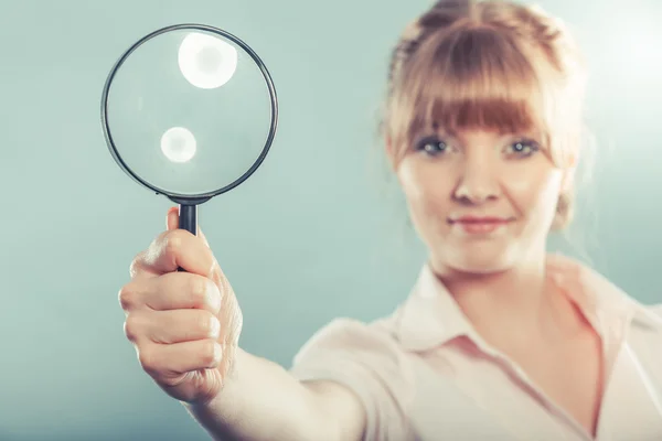 Woman holding magnifying glass — Stock Photo, Image