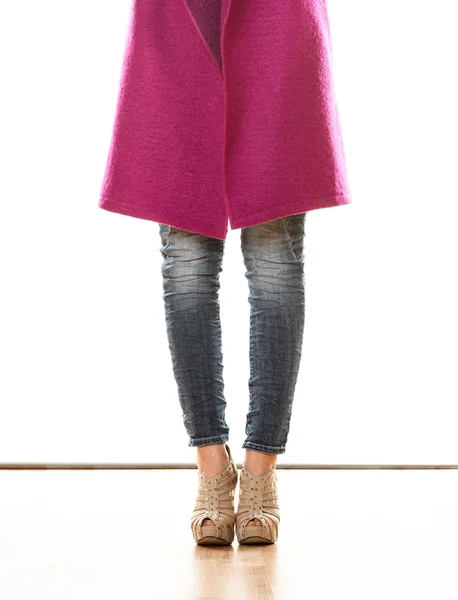 Женщина в розовом пальто стоит — стоковое фото