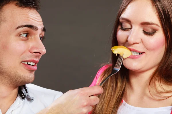 Чоловік годує щасливу дружину — стокове фото