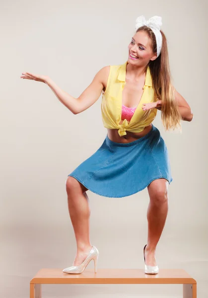 Menina dançando na mesa — Fotografia de Stock