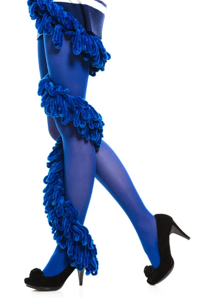 Mulher de meias azuis de pé — Fotografia de Stock