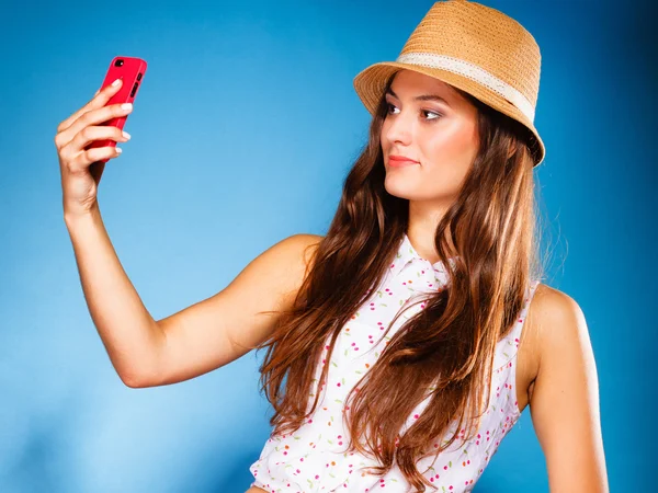 Teen girl taking self picture — Stock Photo, Image