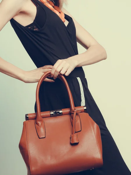 Женщина держит кожаную сумку — стоковое фото