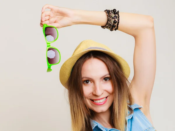 Mujer sonriente posando — Foto de Stock