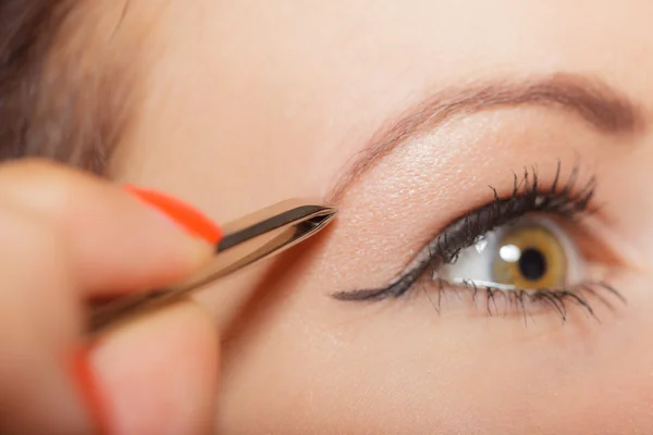 Woman plucking eyebrow — Stock Photo, Image