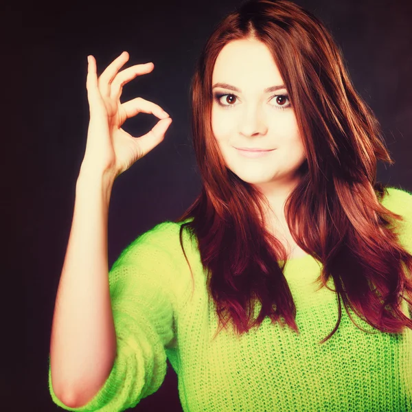 Teen girl showing ok sign — Stock Photo, Image